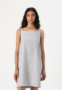 Rochie fără mâneci, cu dungi gri, guler pătrat, dintr-un material moale și cu o croială lejeră, ajungând deasupra genunchilor. Design simplu, fără ornamente.