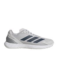 Hellgrauer Adidas Laufschuh mit schwarzen Streifen, weißer Sohle und Mesh-Obermaterial, von der Außenseite betrachtet.