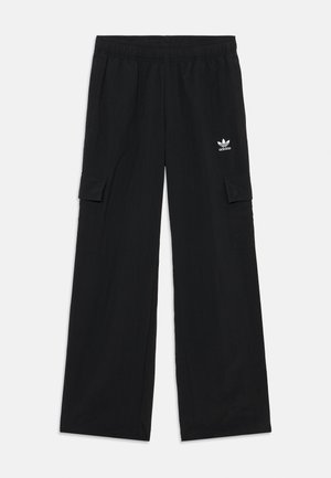 Pantalon cargo noir à jambes larges avec taille élastique et deux poches latérales à rabat, avec un logo blanc Adidas sur la cuisse droite.