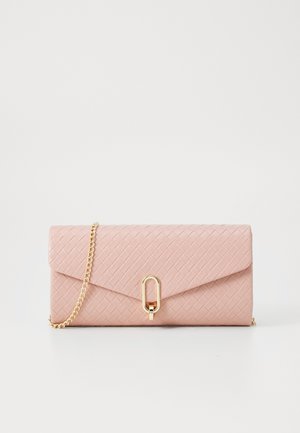 Clutch bag con texture intrecciata, rosa cipria, con una tracolla in oro e un dettaglio della chiusura geometrica. Forma rettangolare con chiusura a pattina piatta.