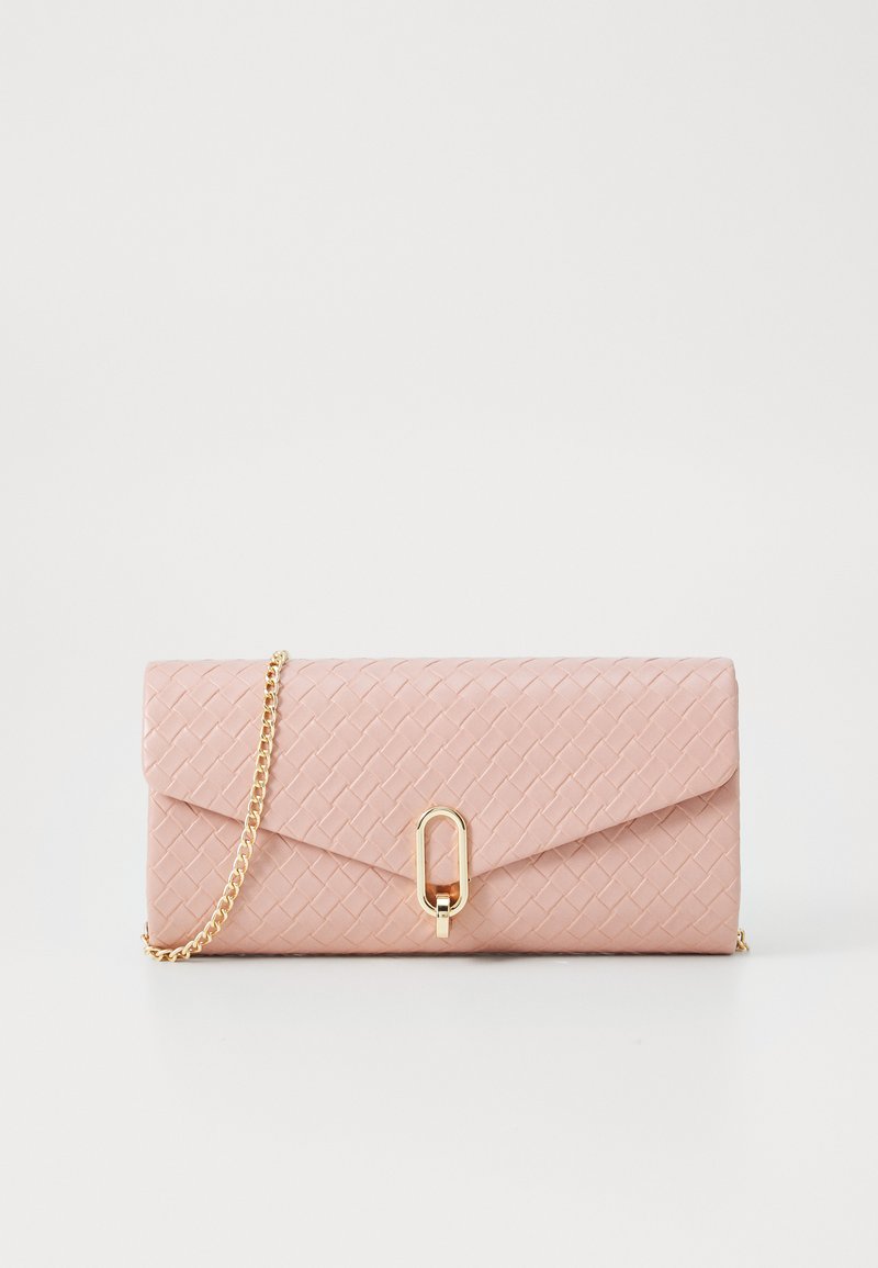 Gewebte, rosa Clutch-Tasche mit goldener Kettenriemen und geometrischer Verschlussdetails. Rechteckige Form mit einem flachen Klappverschluss.
