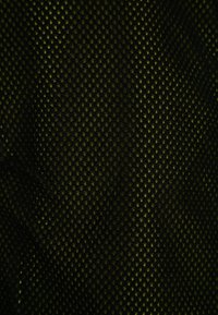 Tessuto in rete nera con piccoli fori circolari, distribuiti in modo uniforme, con una leggera lucentezza. Superficie testurizzata con una drappeggio morbido e flessibile.