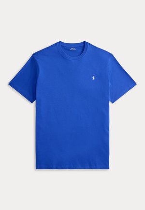 Blaues T-Shirt mit kurzen Ärmeln und Rundhalsausschnitt mit kleinem weißem Polo-Spieler-Logo auf der linken Brust, flach auf einem hellen Hintergrund liegend.