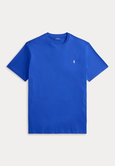 Μπλε κοντομάνικο T-shirt με στρογγυλή λαιμόκοψη και μικρό λευκό λογότυπο παίκτη πόλο στο αριστερό στήθος, τοποθετημένο επίπεδα σε ανοιχτό φόντο.