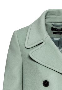 Mátová zelená vlněná kabát s širokým klopovým límcem, dvouřadým designem a černými knoflíkovými akcenty. Hladká textura s dobře padnoucím střihem.