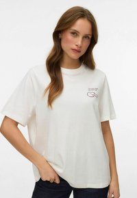 Biała bawełniana koszulka z krótkimi rękawami i luźnym krojem, z małym nadrukiem na piersi w ciemnoczerwonym kolorze, zawierającym tekst i grafikę.