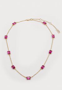 Gouden ketting met rechthoekige roze edelstenen, gelijkmatig verdeeld langs een delicate schakel met een kreeftenhaak en verstelbare lengte.