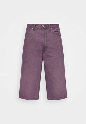 Shorts en denim violet avec une coupe droite, dotés d'une taille haute, de cinq poches et d'une fermeture à bouton métallique. Texture lisse, coutures minimalistes.