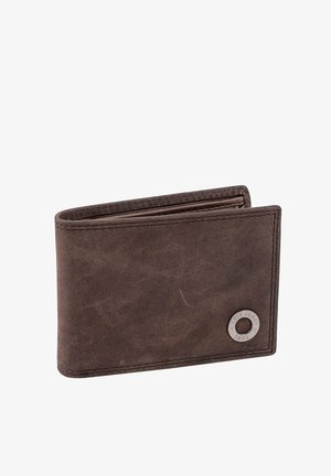 Cartera de cuero marrón con textura suave, diseño de doble pliegue, bordes cosidos y un accesorio metálico. Presenta un detalle de logo circular.