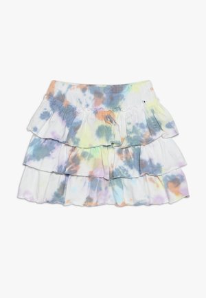 Spódnica z falbanami na kilku poziomach z pastelowym wzorem tie-dye w odcieniach niebieskiego, pomarańczowego, żółtego i fioletowego na białym tle tkaniny.