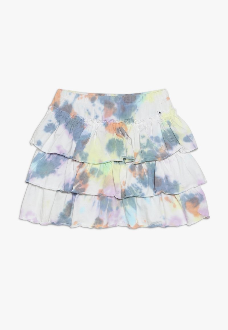 Jupe à volants en couches avec motif tie-dye pastel dans des tons de bleu, orange, jaune et violet sur un fond de tissu blanc.