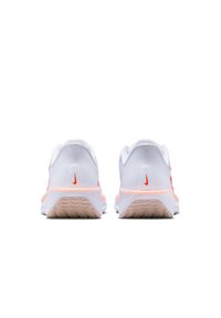Witte sportschoenen met een textuur mesh bovenkant, roze accenten en een zichtbaar oranje Nike-logo op de hiel. Rubberen zool met grippatroon.