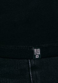 Nem kiválasztott, schwarz