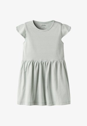 Robe rayée en coton vert clair et blanc, manches courtes avec volant, taille froncée et jupe évasée, texture lisse, design décontracté.