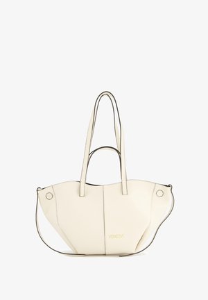 Biała skórzana torba tote o unikalnym kształcie, z podwójnymi uchwytami i odczepianym paskiem na ramię. Złote logo "Venezia" z przodu.