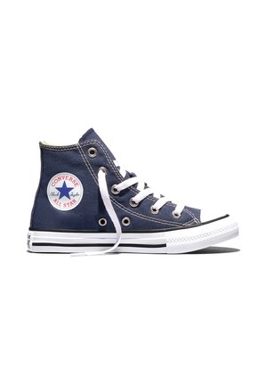 Granatowe wysokie trampki Converse All Star z białymi sznurówkami, gumową podeszwą i łatką z logo na kostce, widoczne z boku.