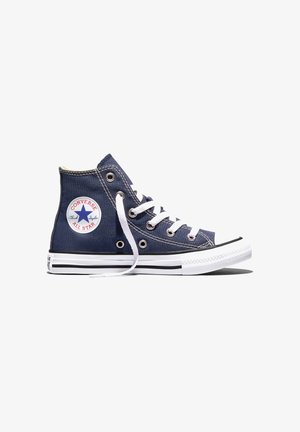 Granatowe wysokie trampki Converse All Star z białymi sznurówkami, gumową podeszwą i łatką z logo na kostce, widoczne z boku.