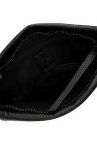 Borsa a mano in pelle nera con chiusura a zip, interno foderato e piccolo logo impresso. Presenta una superficie liscia e un design minimalista.