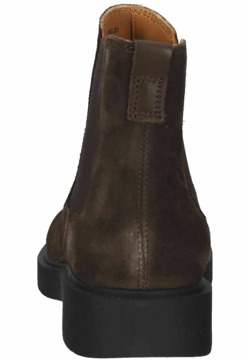 Brązowe zamszowe botki za kostkę z płaską czarną gumową podeszwą, elastycznymi bocznymi panelami i przeszyciem z tyłu. Gładka podszewka wewnętrzna.