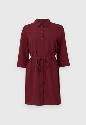 Vestido camisa burdeos con cuello, cierre de botones en la parte delantera y mangas de tres cuartos, con una cintura atada para dar forma y un silueta ajustada.