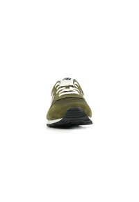 Zapatilla deportiva verde oliva con parte superior de ante y malla, cordones blancos, suela de goma negra y un sutil logotipo en la lengüeta.