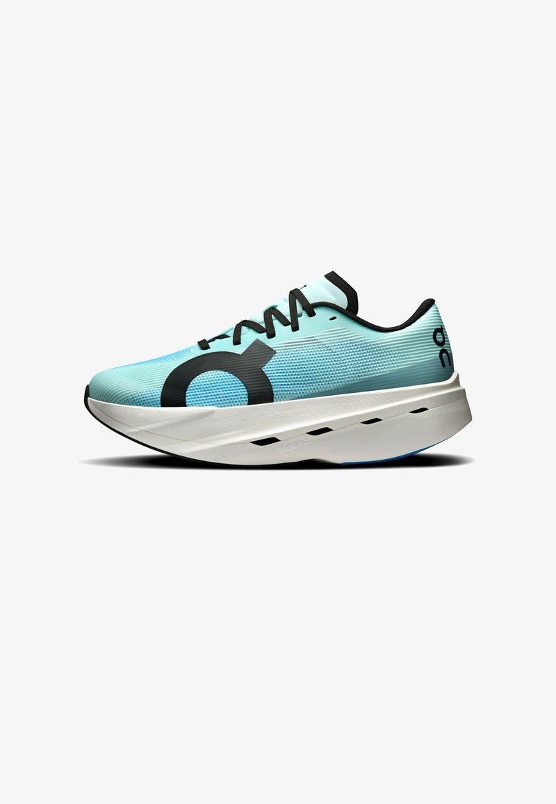 Chaussure de course bleu clair et blanche avec des lacets noirs, une semelle épaisse et rembourrée, et un grand logo noir sur le côté.
