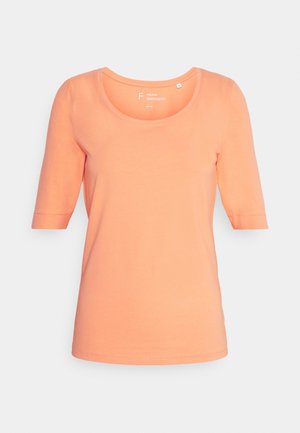 T-shirt à manches courtes et col en scoop en corail orange. Tissu doux et lisse avec une silhouette ajustée et un ourlet droit.