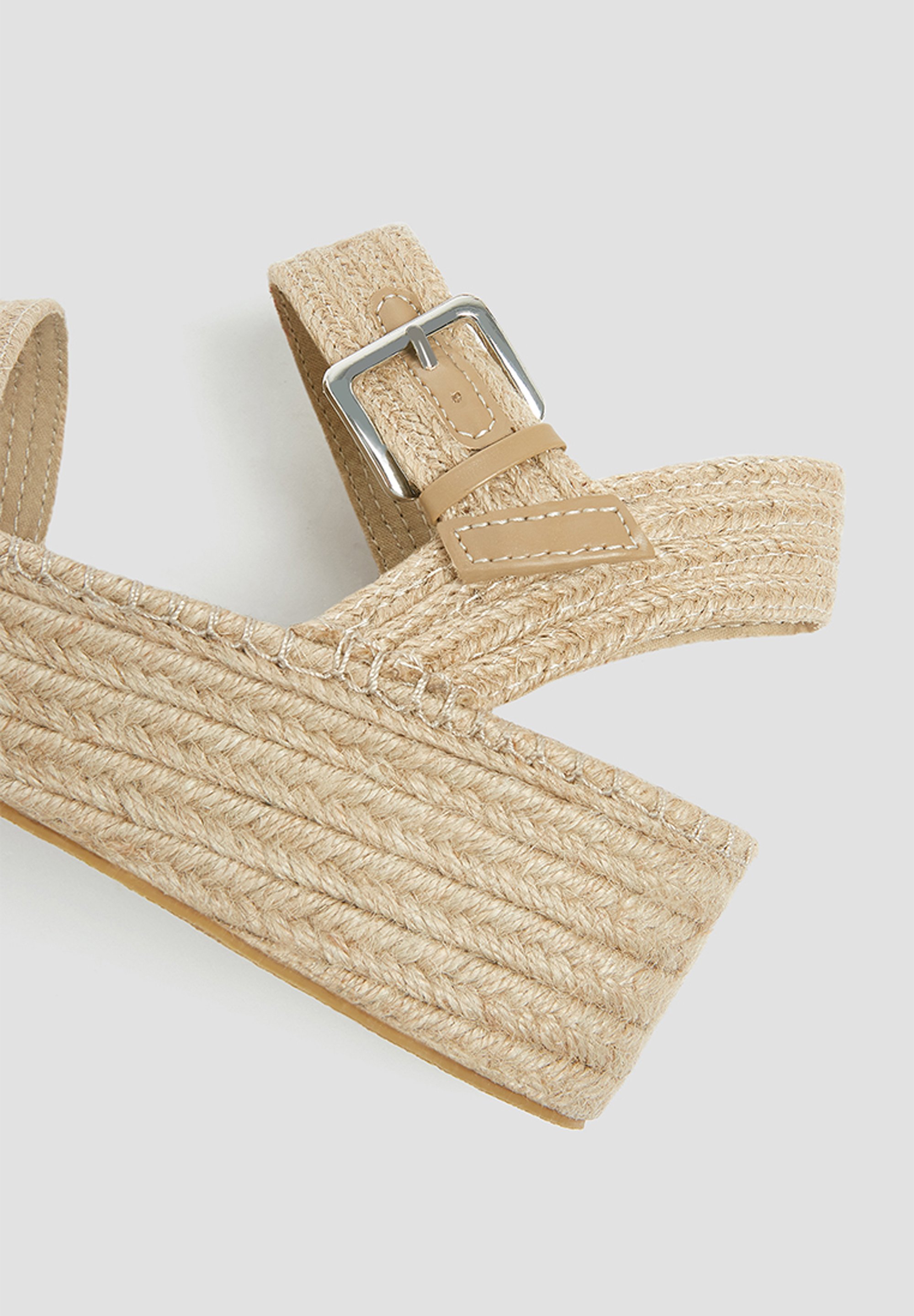 Sandaletter med kilklack sand Sandaletter med kilklack sand