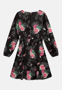 Vestido preto com mangas longas, estampado floral em tons de rosa e verde, cintura elástica, design em camadas e detalhes sutis de pássaros por toda a peça.