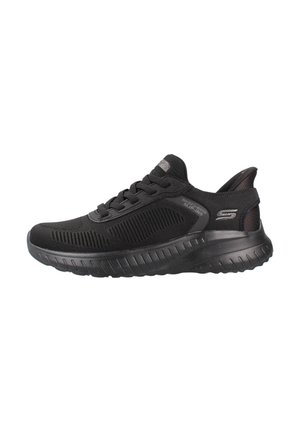 Schwarzer Skechers Slip-On Sneaker mit gestricktem Obermaterial, Schnürdetails, gepolsterter Sohle und Logo an Ferse und Seite, von der Außenseite betrachtet.