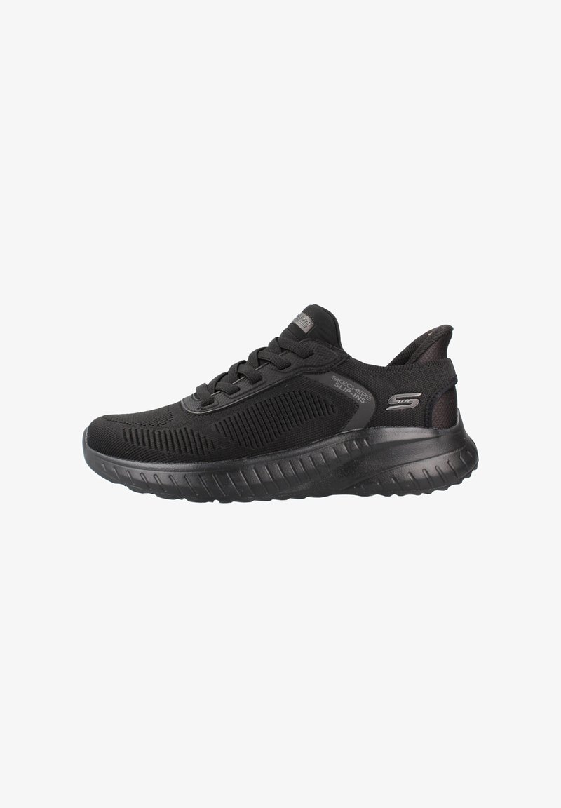 Μαύρο Skechers slip-on αθλητικό παπούτσι με πλεκτό επάνω μέρος, λεπτομέρειες κορδονιών, μαξιλαρωμένη σόλα και λογότυπο στη φτέρνα και στο πλάι, από την εξωτερική πλευρά.