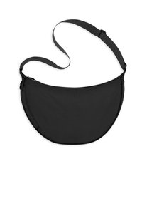 Czarna torebka crossbody w kształcie półksiężyca z regulowanym paskiem i zapięciem na zamek na białym tle.