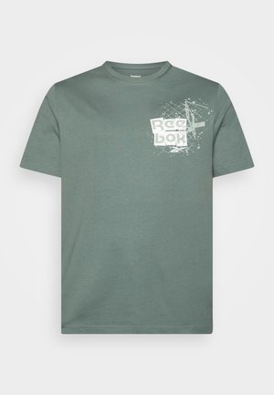 Groen Reebok T-shirt met ronde hals, korte mouwen, wit grafisch logo en een verweerd netpatroon op de bovenste linkerborst.