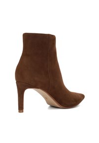 Bottines en suède marron avec un bout pointu et un talon haut fin. Texture lisse et lignes épurées, conçues pour un ajustement près de la cheville.