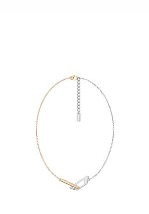 Zweifarbige Halskette mit einer zarten goldenen und einer silbernen Kette, verziert mit einer goldenen Stange und einem geometrischen silbernen Anhänger.