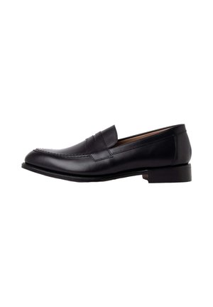 Zapato tipo mocasín penny para hombre en piel negra con tacón bajo, puntera cosida y acabado liso mostrado de lado sobre fondo blanco.