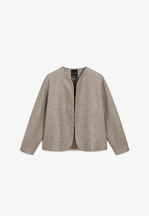 Giacca beige aperta sul davanti, senza colletto, con maniche lunghe e tessuto leggermente strutturato, mostrata distesa su uno sfondo bianco.