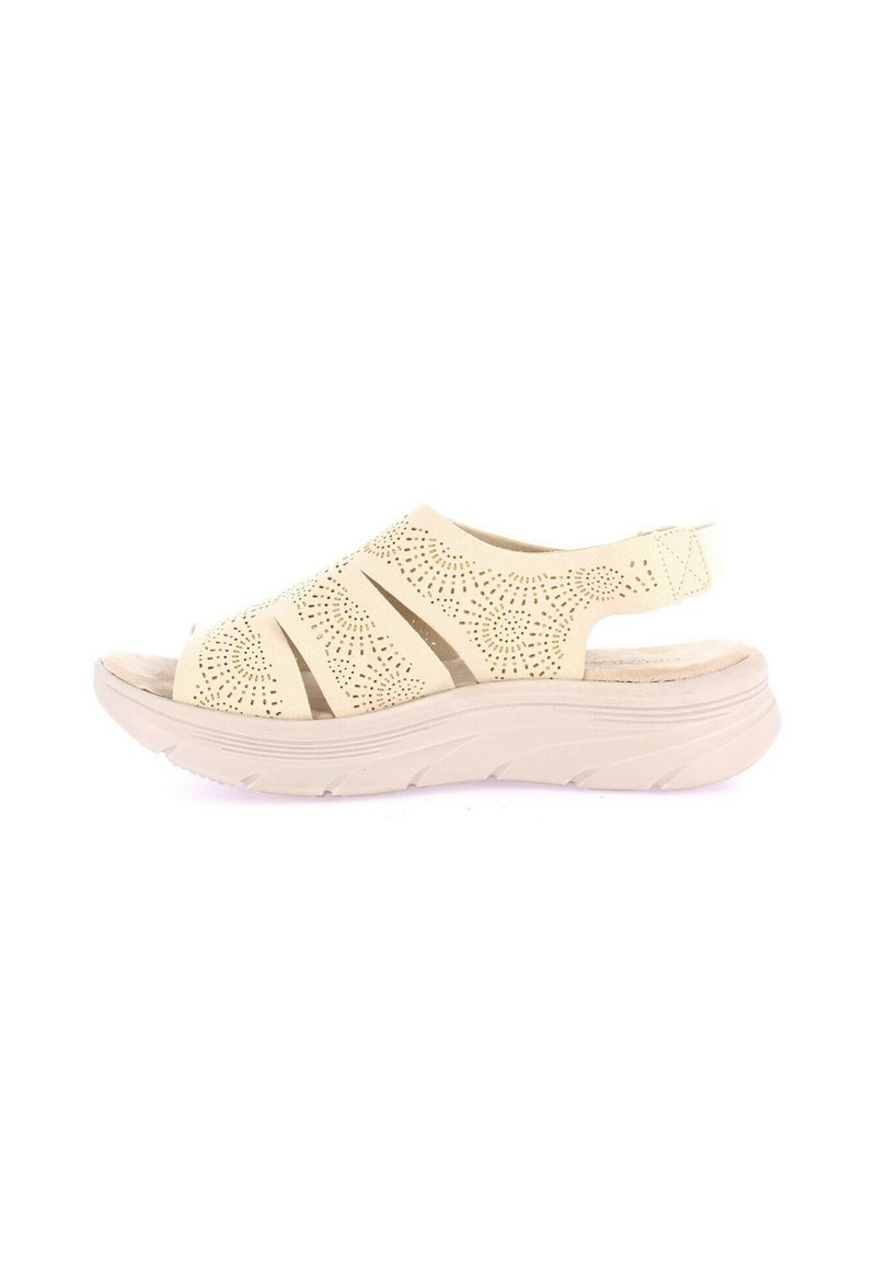 Sandalo beige aperto con design perforato, suola elevata, materiale leggero e cinturino regolabile al tallone per una vestibilità perfetta.