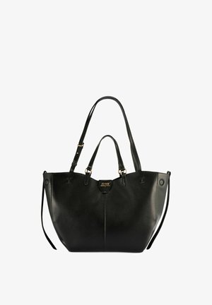 Czarna skórzana torba typu tote z dwoma uchwytami, regulowanym paskiem na ramię oraz złotym logo marki na środku przodu.