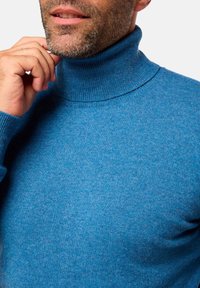 Blauer, gerippter Rollkragenpullover aus weichem Strickmaterial, eng anliegendes Design mit hohem Kragen und glatter Textur.