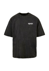 Tricou negru oversized din bumbac cu decolteu tip crew, mâneci scurte și text frontal în alb contrastant. Textură uzată pe marginile tricoului.