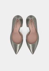 Ζευγάρι μεταλλικά γκρι μπαλαρίνες με μυτερή μύτη, ανοιχτές πλευρές και ροζ εσωτερικές σόλες, σε λευκό φόντο, φωτογραφημένες από πάνω.