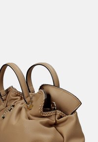 Borsa a tracolla in pelle beige con superficie texturizzata, design plissettato, dettagli intrecciati e doppi manici corti. Finiture in metallo visibili.