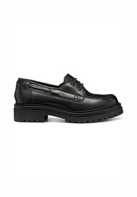 Chaussure bateau en cuir noir à lacets avec semelle en caoutchouc épaisse et œillets en métal, surpiqûres latérales et détails de mocassin.