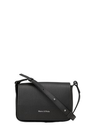 Sac à bandoulière en cuir noir avec finition texturée, sangle ajustable et ferrures argentées. Présente un marquage minimaliste sur le devant.