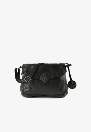 Borsa a mano in pelle nera con chiusura a patta, tracolla regolabile ed emblema circolare a forma di ancora. Texture liscia e forma arrotondata con dettagli laterali.