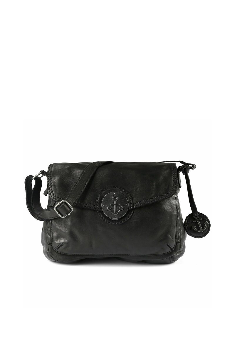 Bolso de mano de cuero negro con cierre de solapa, correa ajustable y emblema circular de ancla. Textura suave y forma redondeada con detalles laterales.