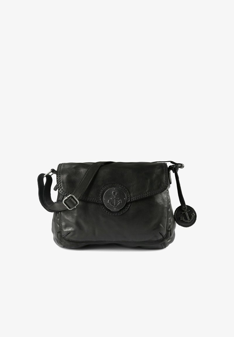 Bolso de mano de cuero negro con cierre de solapa, correa ajustable y emblema circular de ancla. Textura suave y forma redondeada con detalles laterales.