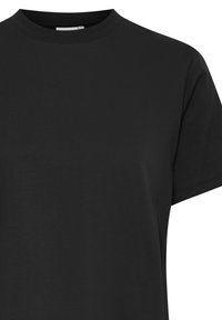 T-shirt noir uni à manches courtes avec col rond et coutures visibles sur les manches et l'encolure.