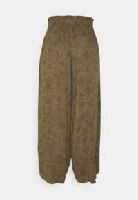 Luźne, oliwkowe spodnie wykonane z lekkiego materiału, z elastycznym, marszczonym paskiem w talii oraz czarnym, plamistym wzorem na całej powierzchni.